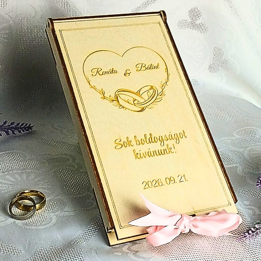 Nyitható fa esküvői pénzátadó – egyedi gravírozással